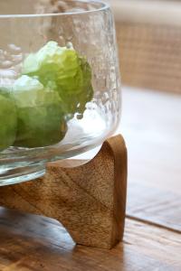 Hamrad glasskål på träfot - Chic Antique