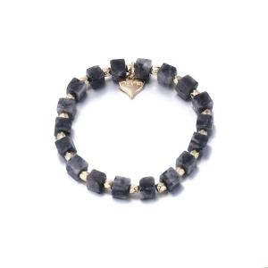 Elastiskt armband, gråa kuber och guldiga pärlor - Gemini