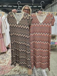 Klänning Zig Zag, Grå Misan - Soulful Fashion    BERÄKNAD LEV: FEB