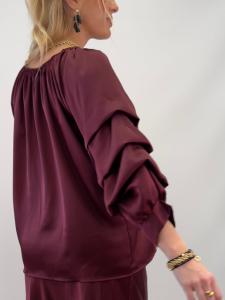 Blus Vinröd, Glansig Raya - Gemini     BERÄKNAD LEV: NOV