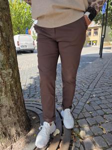 Byxa med volang på fickan, Brun Erika - Caramelle Fashion