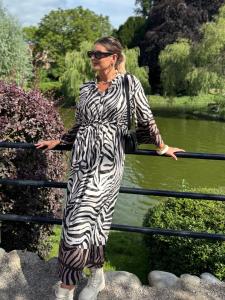 Klänning med knyt; Zebra Svart, Klara - Gemini