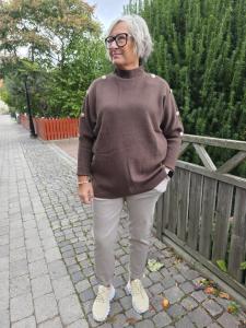 Stickad Tröja med guldknappar på axlar, Mörkbrun Stina - Caramelle Fashion
