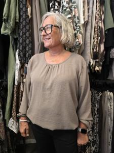 Blus / Topp med rund hals och lång ärm, Taupe Claudia - Caramelle Fashion