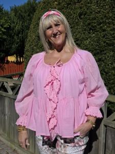 Blus med volang och spets, Rosa Johanna - Caramelle Fashion