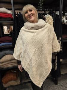 Poncho med pälsklädd insida, Beige - Caramelle Fashion