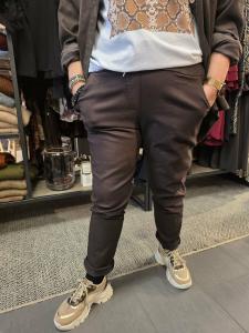Magiskt stretchig byxa, Mörkbrun Plussize (Karin) - Soulful Fashion