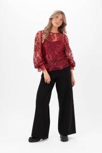 Blus med spets och satinband i nacken, Rubinröd Amandine - Capri Collection