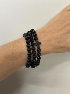 Armband med stenpärlor och kors, Svart - Mix by Heart