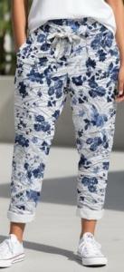 Magisk byxa, Vit med blå blommor, Elin - Caramelle Fashion    BERÄKNAD LEV: MAJ