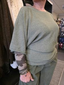 Stickad Tröja / Ponchotröja med 3/4 ärm, Grön Julia - Caramelle Fashion