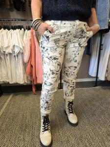 Magiskt stretchig byxa, Creme Bloom, Madde - Soulful Fashion