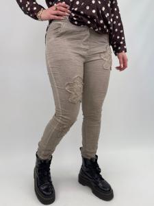 Magiskt strechig byxa med blomapplikationer, Beige Harriet - Gemini