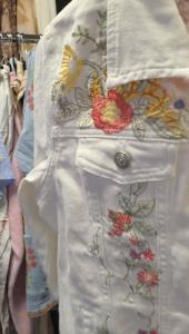 Jeansjacka med brodyr, Vit Boheme - Qnuz   BERÄKNAD LEV: MARS