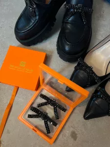 Shoe Charm, Rosett med svarta stenar - The Shoelace Brand