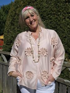 Blus med 3D blommor, Aprikos Malin - Caramelle Fashion
