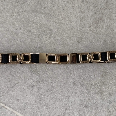 Elastiskt smalt bälte, svart med spänne och detaljer i guld - Three M