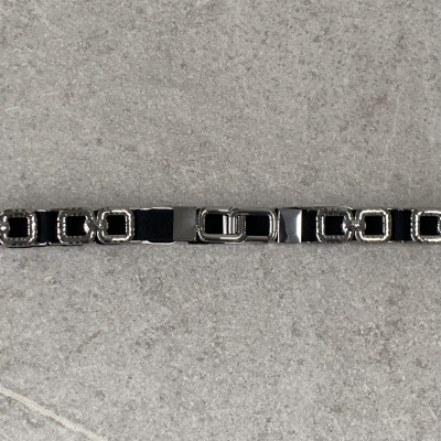 Elastiskt smalt bälte, svart med spänne och detaljer i silver - Three M