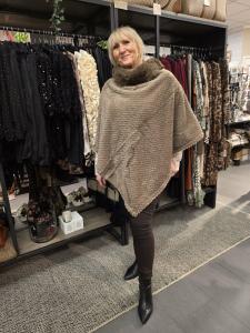 Poncho med pälsklädd insida, Taupe - Caramelle Fashion
