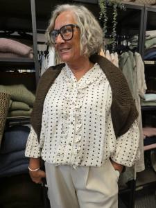 Blus med volang, Beige med bruna prickar, Sabina - Caramelle Fashion