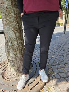 Byxa med volang på fickan, Svart Erika - Caramelle Fashion
