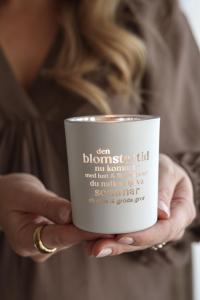 Majas Ljuslykta, Den blomstertid nu kommer.. (7x8 cm) - Majas Cottage    BERÄKNAD LEV: APRIL