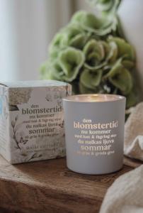 Majas Ljuslykta, Den blomstertid nu kommer.. (7x8 cm) - Majas Cottage    BERÄKNAD LEV: APRIL