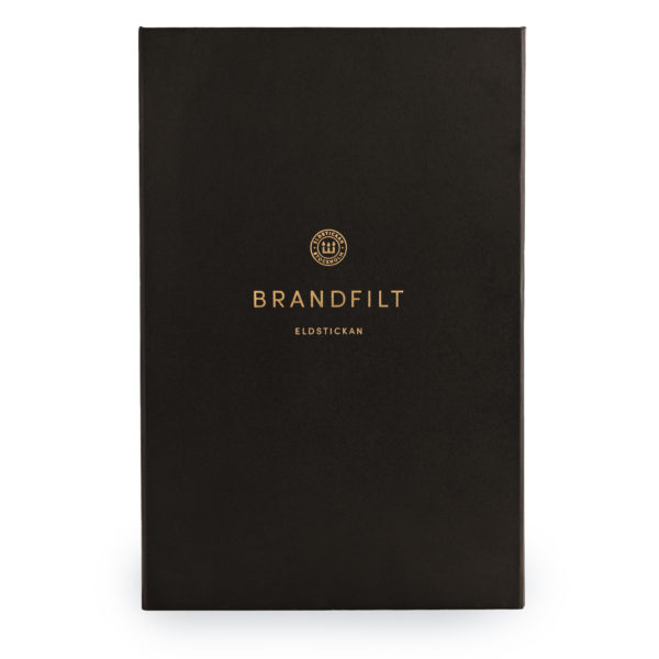 Brandfilt i bokbox svart med guldtext. Brandflit i snyggt bokomslag
