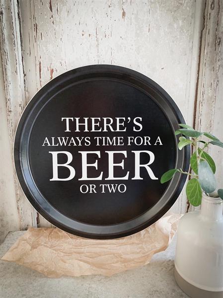 Bricka: There´s always time for a beer or two - Mellow Design (rund, svart med vit text)