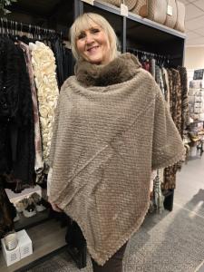 Poncho med pälsklädd insida, Taupe - Caramelle Fashion
