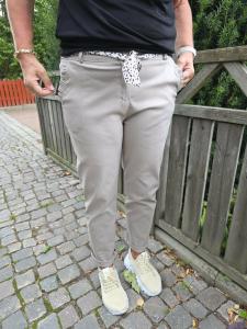 Byxa med volang på fickan, Taupe Erika - Caramelle Fashion
