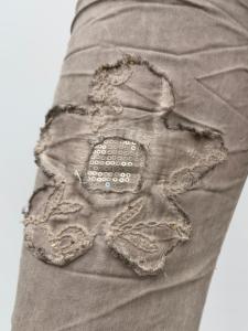 Magiskt strechig byxa med blomapplikationer, Beige Harriet - Gemini
