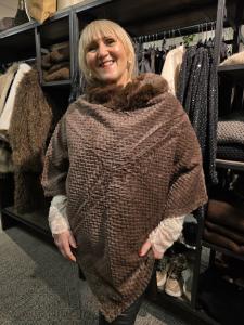 Poncho med pälsklädd insida, Mörkbrun - Caramelle Fashion