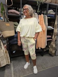 Magiskt stretchig capribyxa, Blommig Gul, Titti - Caramelle Fashion