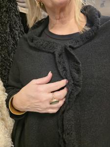 Stickad Poncho, Svart Stina - Caramelle Fashion
