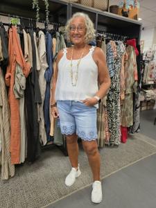 Jeansshorts med brodyrkant, Viktoria - Caramelle Fashion