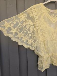 Topp i spets, Gul Fjäril Nala - Caramelle Fashion