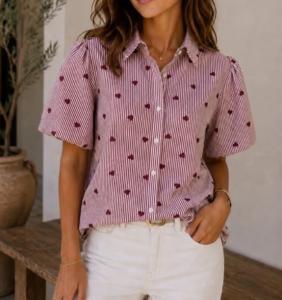 Blus med puffärm, Bordeaux randig med hjärtan, Celina - Caramelle Fashion    BERÄKNAD LEV: AUG