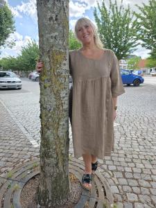 Linneklänning med träknappar, Brun Malou - Soulful Fashion
