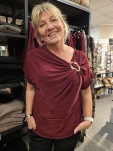 Topp med gulddetalj, Vinröd Nadja - Caramelle Fashion