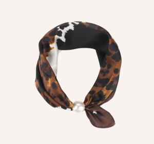 Scarves med magnetknäppe (vit pärla), Leo Brun/Svart / Vit - Caramelle Fashion