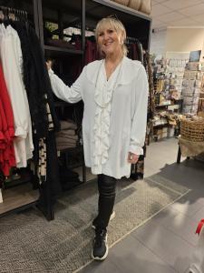 Klänning / Långskjorta med volang, Vit Louise - Caramelle Fashion