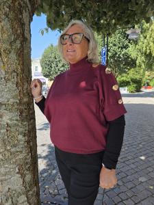 Stickad tröja med halvpolo och kort ärm, Vinröd Gittan - Caramelle Fashion