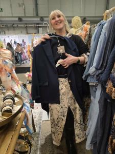 Magiskt stretchig byxa, Creme Bloom, Madde - Soulful Fashion     BERÄKNAD LEV: FEB