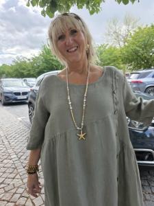 Linneklänning med träknappar, Army Malou - Soulful Fashion