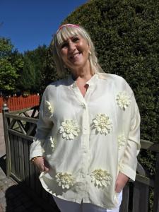 Blus med 3D blommor, Gul Malin - Caramelle Fashion