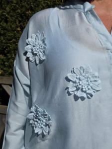 Blus med 3D blommor, Ljusblå Malin - Caramelle Fashion