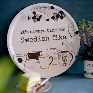 Bricka dia 38 cm, SWEDISH FIKA - Erika Tubbin