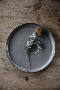 ERNST Assiett i stengods, Vit m prickar 20cm