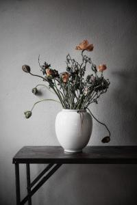 ERNST Vas i stengods, Vitglaserad finish (höjd 22 cm)